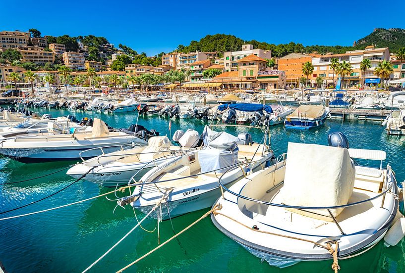 Vue de la belle ville côtière de Port de Soller sur l'île de Majorque, en Espagne. par Alex Winter