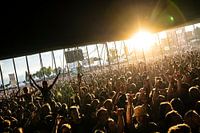 Festivalstimmung bei Sonnenuntergang