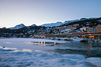 Sankt Moritz in der Schweiz in der Abenddämmerung.