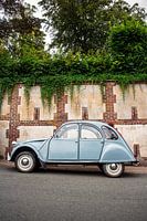 Blauer Citroën 2CV auf französischen Straßen - Oldtimer mit Charme