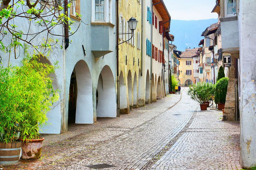 Malerische Laubengasse in Egna (Neumarkt) von Gisela Scheffbuch