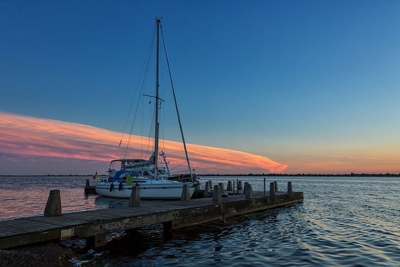 Afgemeerd voor de nacht by Bram van Broekhoven