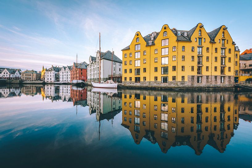 Morgenlicht im Hafen von Alesund, Norwegen von Erik Hageman