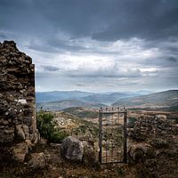 Einsames Tor einer Ruine in Albanien