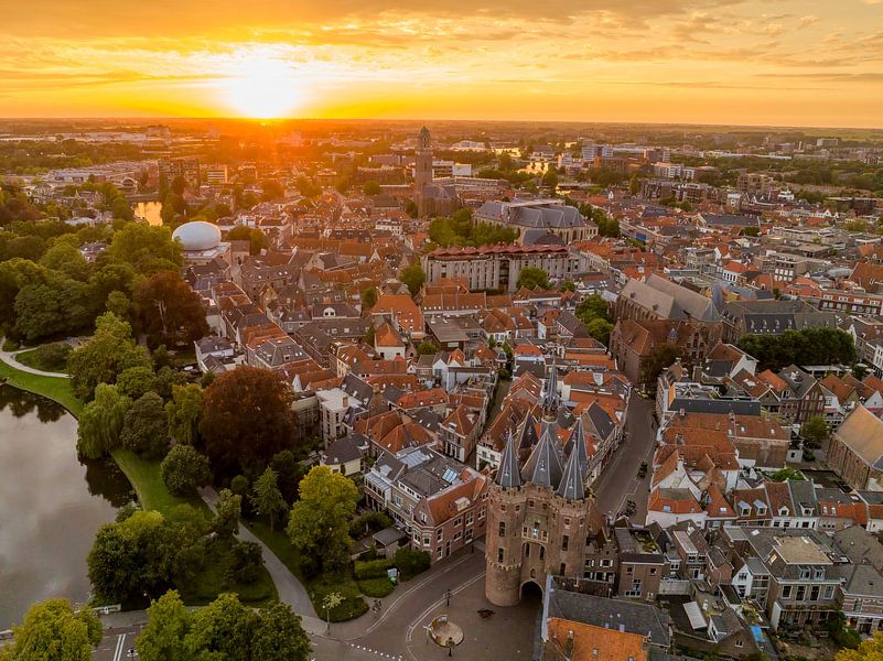 Sommerlicher Sonnenuntergang über Zwolle von oben gesehen von Sjoerd van der Wal Fotografie