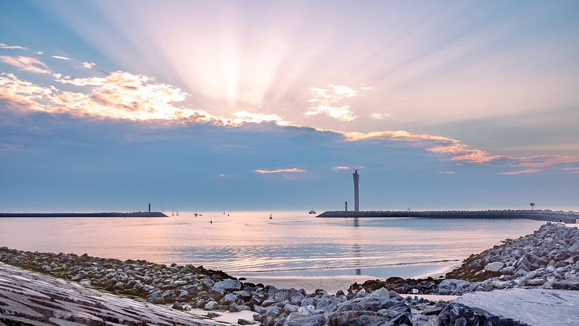 Coucher de soleil avec des rayons de soleil derrière les nuages à Oosteroever par Daan Duvillier | Dsquared Photography