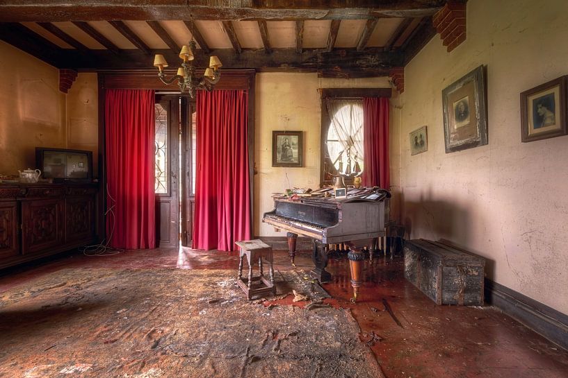 Le piano est oublié. par Roman Robroek - Photos de bâtiments abandonnés