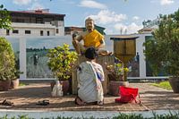 Im Gebet kniende Frau, Phnom Penh, Kambodscha