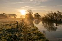 Der Schwalmbach am frühen Morgen an einem kalten und nebligen Tag