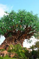 Baum des Lebens mit geschnitzten Tiermotiven