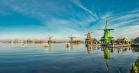 Windmühlen am Fluss Zaan in der Nähe der Zaanse Schans, Zaandam, Nordholland, Niederlande