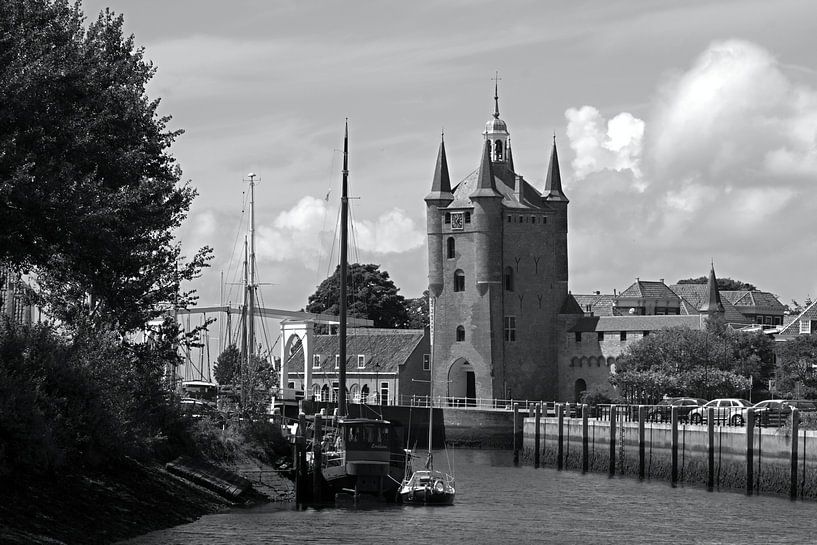 Zuiderhavenpoort de Zierikzee en noir et blanc par W J Kok