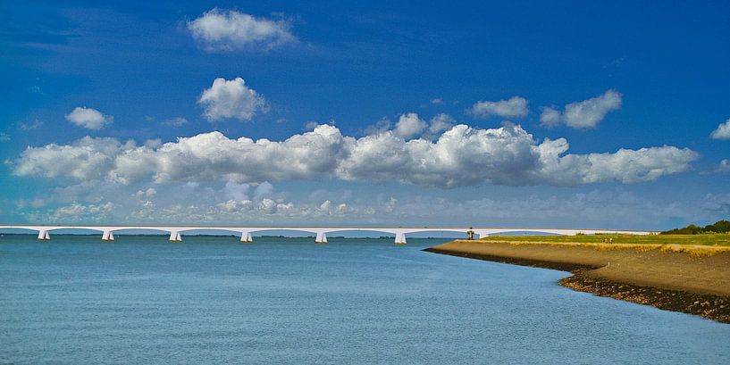 Klarer blauer Himmel mit Wolken über der Zeelandbrücke von Gert van Santen