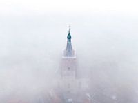 Grote oder Sint-Stephanuskerk in Hasselt (OV) bei Morgennebel