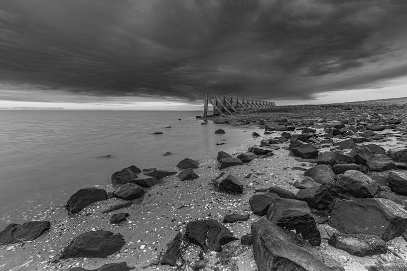 Bedrohung über der Wattenküste mit treibenden bedrohlichen Wolken von Bram Lubbers