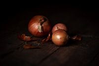 La cuisine de la vie à la campagne : des oignons peints sur une table usée