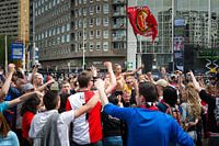Le champion du Feijenoord : un garçon avec un drapeau