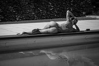 Zomerse Contemplatie: Silhouet aan zwembad