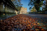Auf dem Weg zu einem historischen Landhaus im Herbst
