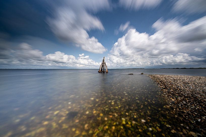 Nuages néerlandais exorbitants au-dessus du lac, Zélande par Fotografiecor .nl