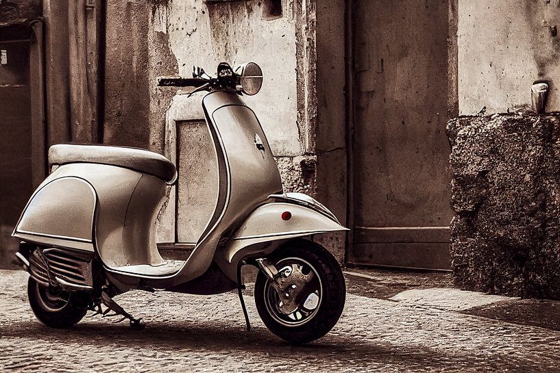 vintage scooter op de weg illustratie van Animaflora PicsStock