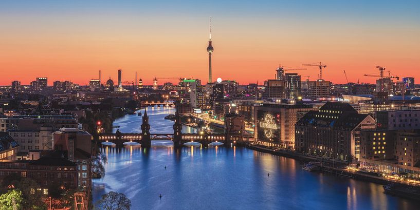 Mediaspree Berlin Skyline Blue Hour par Jean Claude Castor