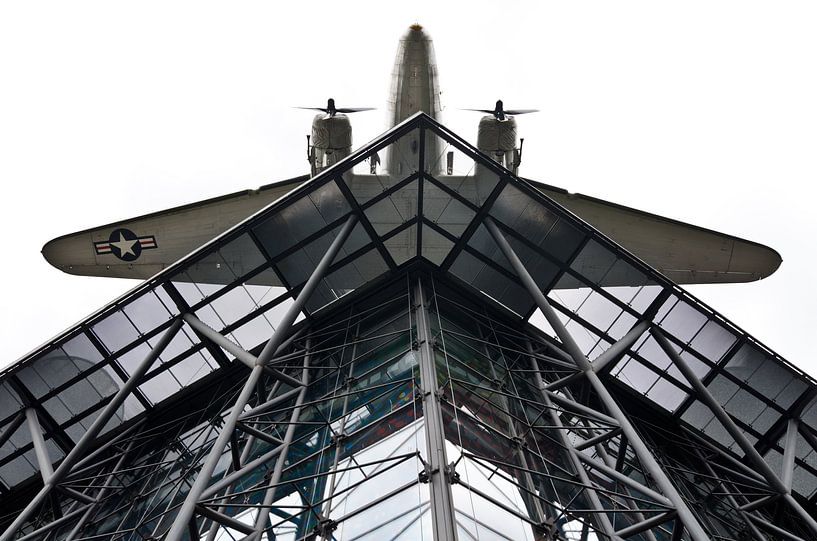 Flugzeuginstallation über Glasstruktur von Alexander Baumann