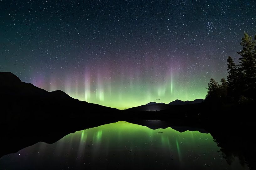 Noorderlicht reflecties in Patricia Lake by Nathalie Daalder