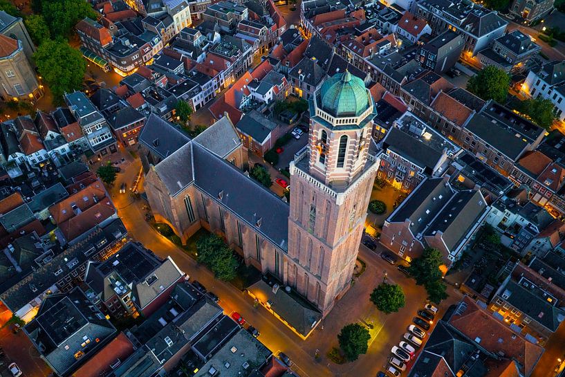 Vue aérienne de la tour Peperbus de Zwolle lors d'un coucher de soleil en été par Sjoerd van der Wal Photographie