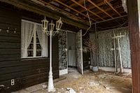 Entrée négligée avec portes en fer forgé