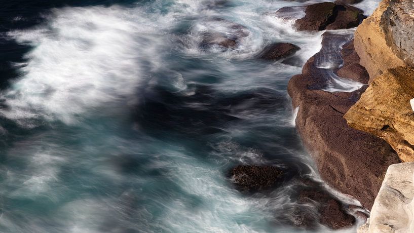 Des vagues déferlantes sur la côte rocheuse de Sydney par Rob van Esch