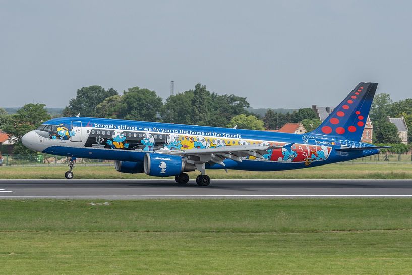 L'Airbus A320 de Brussels Airlines (immatriculé OO-SND, le thème de la peinture est les Schtroumpfs, par Jaap van den Berg