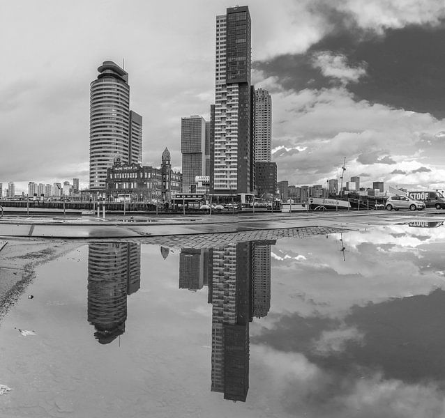 Kop van zuid in Rotterdam  by Ilya Korzelius