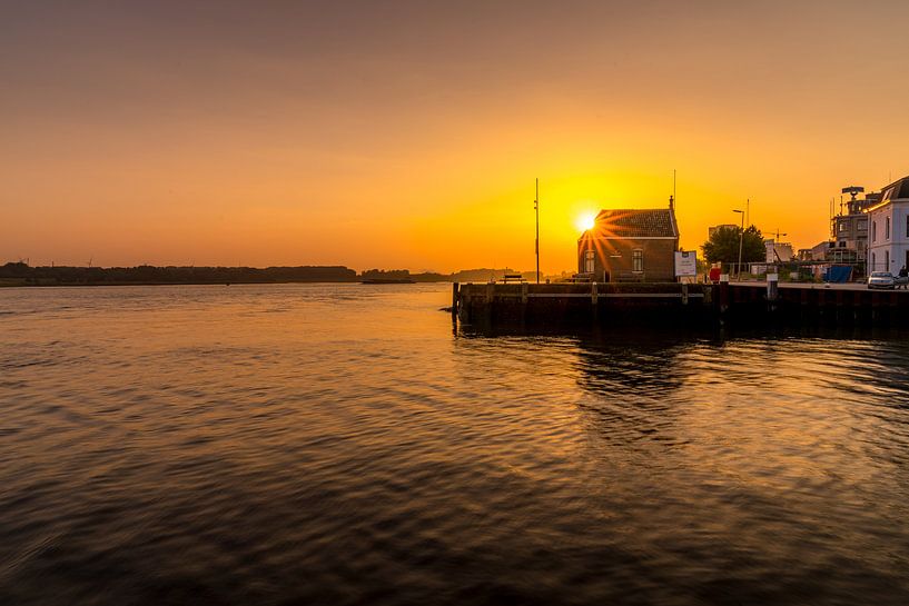 Maassluis het douanehuisje bij ondergaande zon by Nathan Okkerse