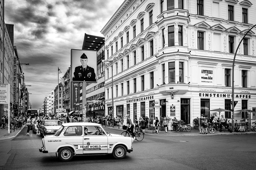 Safari en trabant au Checkpoint Charlie à Berlin par Evert Jan Luchies