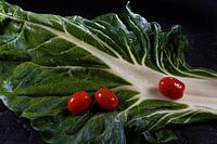 Ein Blatt Mangold mit Tomate