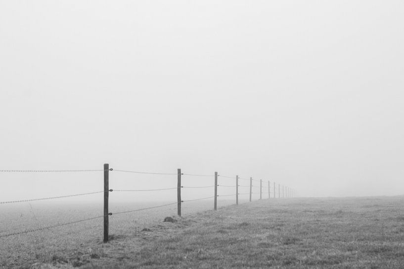 Fence in fog by Ilspirantefotografie