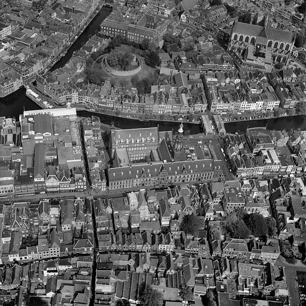 1976:Historic black-and-white aerial photograph of central Leiden by Frans Rombout
