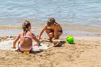 spelende kinderen aan het water