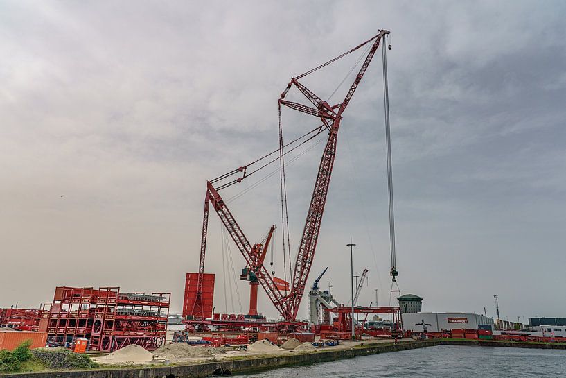 Mammoet PTC 210-DS lifting crane in Schiedam. by Jaap van den Berg