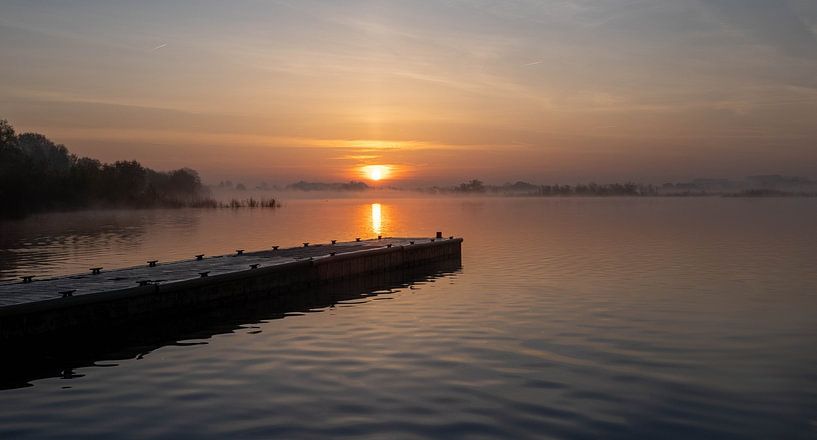 Sonnenaufgang am See 2. von Bart Ceuppens