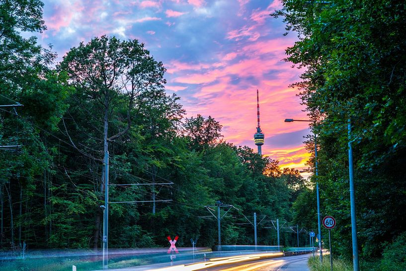 Deutschland, Fernsehturm der Stadt Stuttgart hinter grünem Wald von adventure-photos