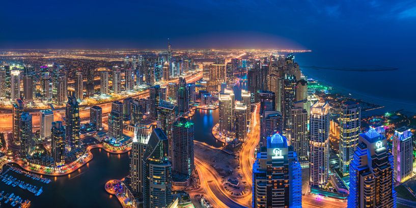 Panorama nocturne de la marina de Dubaï Skyline par Jean Claude Castor