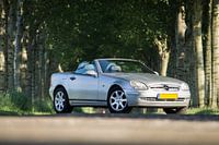 Mercedes-Benz SLK argent décapotable avec le toit ouvert