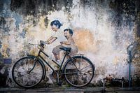 Straßenkunst Malaysia, kleine Kinder auf dem Fahrrad
