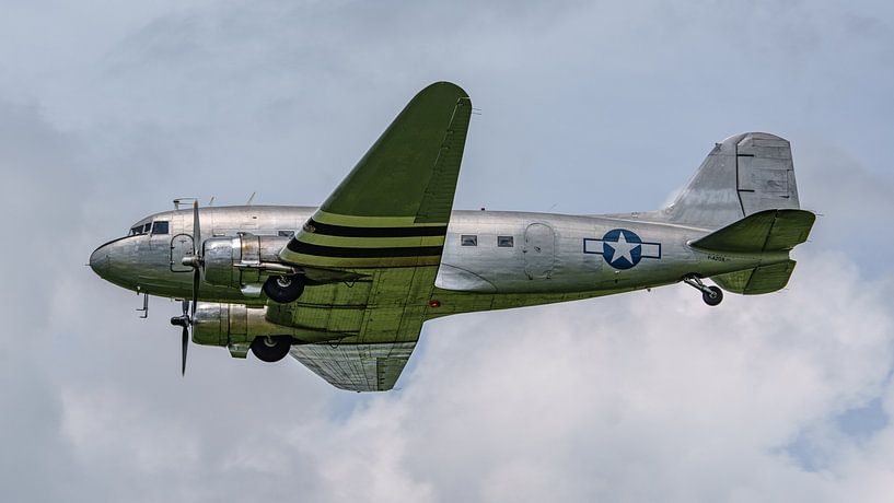 Douglas DC-3 Dakota. par Jaap van den Berg