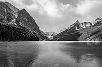 Wunderschöner Winterblick auf den berühmten Lake Louise im Banff National Pa