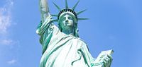 Vue rapprochée de la Statue de la Liberté sur un ciel bleu