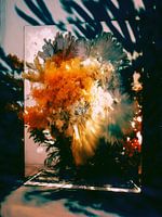 Explodierendes Bett aus tropischen Blumen und Glas, 1