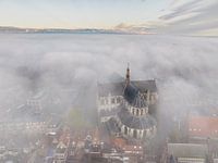 Die Grote Kerk in Alkmaar in Nebel gehüllt